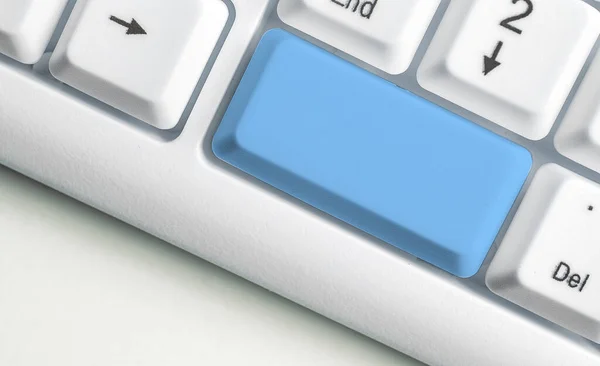 Business Concept con note e tastiera PC. Colorato PC Mock Up tastiera con spazio vuoto Copia sopra bianco Copia Cpace. Spazio vuoto per il messaggio testuale. — Foto Stock
