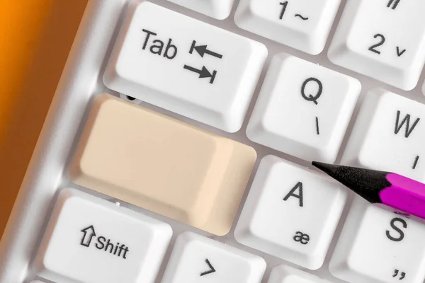 Concepto de negocio con notas y teclado PC. Colorido PC Mock Up teclado con vacío espacio de copia sobre blanco Copia Cpace. Espacio de burla en blanco para el mensaje textual . —  Fotos de Stock