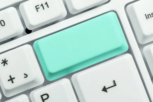 Koncepcja biznesowa z notatkami i klawiaturą PC. Kolorowa klawiatura PC Mock Up z pustą kopią przestrzeni nad białą kopią Cpace. Puste miejsce makiety wiadomości tekstowych. — Zdjęcie stockowe