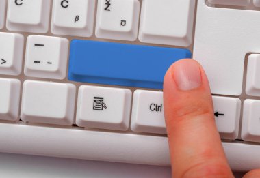 Not ve Klavyeli İş Konsepti. Boş Kopya Boşluğu Beyaz Kopyalama Cpace 'inin üzerinde Renkli Pc Mock Klavyesini Yapıştır. Metin İletisi için Boş Model Boşluğu.