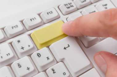 Not ve Klavyeli İş Konsepti. Boş Kopya Boşluğu Beyaz Kopyalama Cpace 'inin üzerinde Renkli Pc Mock Klavyesini Yapıştır. Metin İletisi için Boş Model Boşluğu.