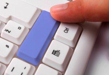 Not ve Klavyeli İş Konsepti. Boş Kopya Boşluğu Beyaz Kopyalama Cpace 'inin üzerinde Renkli Pc Mock Klavyesini Yapıştır. Metin İletisi için Boş Model Boşluğu.