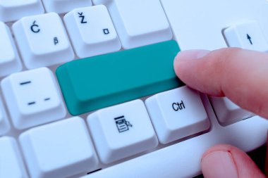 Not ve Klavyeli İş Konsepti. Boş Kopya Boşluğu Beyaz Kopyalama Cpace 'inin üzerinde Renkli Pc Mock Klavyesini Yapıştır. Metin İletisi için Boş Model Boşluğu.