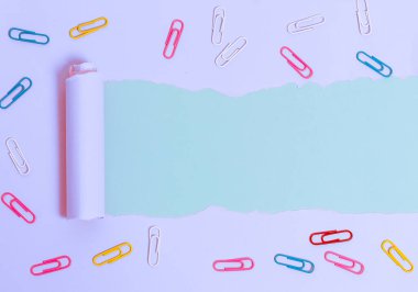 Çalar saati ve çivileri ahşap masanın üzerine yerleştirilmiş rulo şeklinde sökülmüş karton. Ahşap bir zemindeki kalın yırtık kağıt. Flat Lays Fotoğrafçılığı Düzenleme Sanatsal Yolu