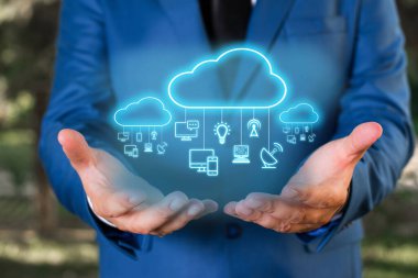 Fütürist Bilgi Arayüzü 'ne Açılan Akıllı Telefon İşadamı. Bulut Bilgisayarında Bilgi Teknolojisi Diyagram Ağı Büyük Veri Depolama Servisi.