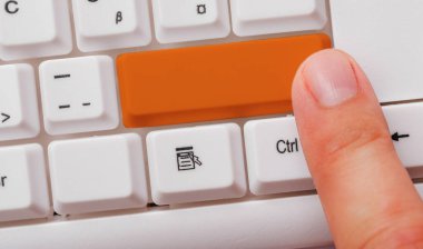 Not ve Klavyeli İş Konsepti. Boş Kopya Boşluğu Beyaz Kopyalama Cpace 'inin üzerinde Renkli Pc Mock Klavyesini Yapıştır. Metin İletisi için Boş Model Boşluğu.