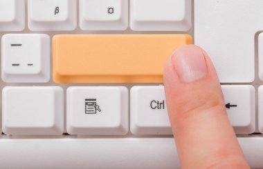 Not ve Klavyeli İş Konsepti. Boş Kopya Boşluğu Beyaz Kopyalama Cpace 'inin üzerinde Renkli Pc Mock Klavyesini Yapıştır. Metin İletisi için Boş Model Boşluğu.