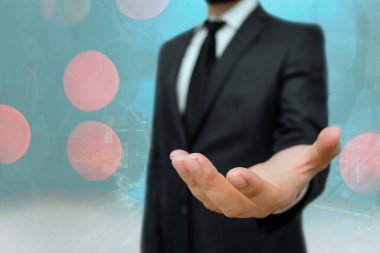 Bulanık Kalemle İşle İlgili Özellikleri Belirten Kişi. Önemli Ayrıntıları Seçme ve Dijital Uygulama Üzerine Dokunma Ekranı Tartışması.