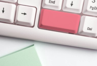 Not ve Klavyeli İş Konsepti. Boş Kopya Boşluğu Beyaz Kopyalama Cpace 'inin üzerinde Renkli Pc Mock Klavyesini Yapıştır. Metin İletisi için Boş Model Boşluğu.