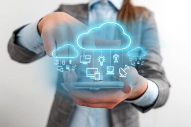 Fütürist Bilgi Arayüzü 'ne Açılan Akıllı Telefon İşadamı. Bulut Bilgisayarında Bilgi Teknolojisi Diyagram Ağı Büyük Veri Depolama Servisi.