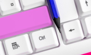 Not ve Klavyeli İş Konsepti. Boş Kopya Boşluğu Beyaz Kopyalama Cpace 'inin üzerinde Renkli Pc Mock Klavyesini Yapıştır. Metin İletisi için Boş Model Boşluğu.