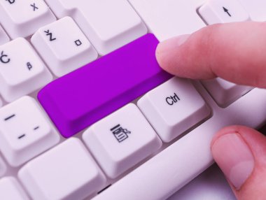 Not ve Klavyeli İş Konsepti. Boş Kopya Boşluğu Beyaz Kopyalama Cpace 'inin üzerinde Renkli Pc Mock Klavyesini Yapıştır. Metin İletisi için Boş Model Boşluğu.