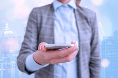 Bulanık Kalemle İşle İlgili Özellikleri Belirten Kişi. Önemli Ayrıntıları Seçme ve Dijital Uygulama Üzerine Dokunma Ekranı Tartışması.