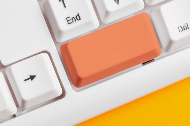 Not ve Klavyeli İş Konsepti. Boş Kopya Boşluğu Beyaz Kopyalama Cpace 'inin üzerinde Renkli Pc Mock Klavyesini Yapıştır. Metin İletisi için Boş Model Boşluğu.