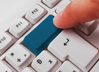 Not ve Klavyeli İş Konsepti. Boş Kopya Boşluğu Beyaz Kopyalama Cpace 'inin üzerinde Renkli Pc Mock Klavyesini Yapıştır. Metin İletisi için Boş Model Boşluğu.