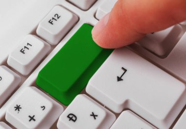 Not ve Klavyeli İş Konsepti. Boş Kopya Boşluğu Beyaz Kopyalama Cpace 'inin üzerinde Renkli Pc Mock Klavyesini Yapıştır. Metin İletisi için Boş Model Boşluğu.