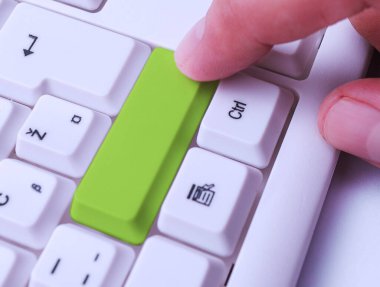 Not ve Klavyeli İş Konsepti. Boş Kopya Boşluğu Beyaz Kopyalama Cpace 'inin üzerinde Renkli Pc Mock Klavyesini Yapıştır. Metin İletisi için Boş Model Boşluğu.