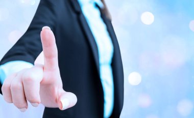 Bulanık Kalemle İşle İlgili Özellikleri Belirten Kişi. Önemli Ayrıntıları Seçme ve Dijital Uygulama Üzerine Dokunma Ekranı Tartışması.