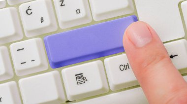 Not ve Klavyeli İş Konsepti. Boş Kopya Boşluğu Beyaz Kopyalama Cpace 'inin üzerinde Renkli Pc Mock Klavyesini Yapıştır. Metin İletisi için Boş Model Boşluğu.