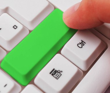 Not ve Klavyeli İş Konsepti. Boş Kopya Boşluğu Beyaz Kopyalama Cpace 'inin üzerinde Renkli Pc Mock Klavyesini Yapıştır. Metin İletisi için Boş Model Boşluğu.
