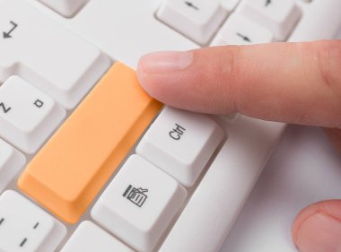 Not ve Klavyeli İş Konsepti. Boş Kopya Boşluğu Beyaz Kopyalama Cpace 'inin üzerinde Renkli Pc Mock Klavyesini Yapıştır. Metin İletisi için Boş Model Boşluğu.