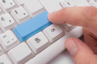 Not ve Klavyeli İş Konsepti. Boş Kopya Boşluğu Beyaz Kopyalama Cpace 'inin üzerinde Renkli Pc Mock Klavyesini Yapıştır. Metin İletisi için Boş Model Boşluğu.