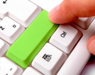 Not ve Klavyeli İş Konsepti. Boş Kopya Boşluğu Beyaz Kopyalama Cpace 'inin üzerinde Renkli Pc Mock Klavyesini Yapıştır. Metin İletisi için Boş Model Boşluğu.