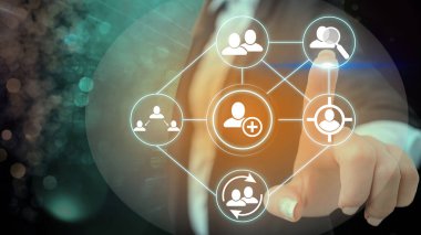 Bilgi işlem elemanları ve düz simgelerle bilgi işlem. En Son Dijital Teknoloji, Sosyal Medya, Ağ Bağlantısı ve İletişim, İş, Mali Konsept.