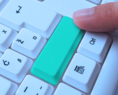 Not ve Klavyeli İş Konsepti. Boş Kopya Boşluğu Beyaz Kopyalama Cpace 'inin üzerinde Renkli Pc Mock Klavyesini Yapıştır. Metin İletisi için Boş Model Boşluğu.