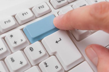 Not ve Klavyeli İş Konsepti. Boş Kopya Boşluğu Beyaz Kopyalama Cpace 'inin üzerinde Renkli Pc Mock Klavyesini Yapıştır. Metin İletisi için Boş Model Boşluğu.
