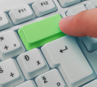 Not ve Klavyeli İş Konsepti. Boş Kopya Boşluğu Beyaz Kopyalama Cpace 'inin üzerinde Renkli Pc Mock Klavyesini Yapıştır. Metin İletisi için Boş Model Boşluğu.