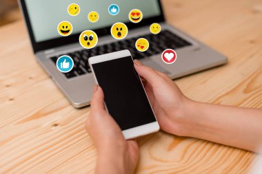 Bilgisayardaki akıllı bilgisayardan boş bir konuşma baloncuğuyla Sohbet Mesajları Gönderen kişi. Sosyal Medya İletişim Metni Mesajlaşma Bilgileri Düz Kavram ResmiComment.