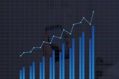 Erkek Akıllı Telefon Yükselen Eğilimler Performans Çubuğu Grafik Geliri Artırıyor. Yükselen Artan Hareket, Yükselen Finansal Hisse Çizelgesi Durum Raporu Gösteriliyor.