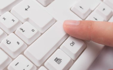 Not ve Klavyeli İş Konsepti. Boş Kopya Boşluğu Beyaz Kopyalama Cpace 'inin üzerinde Renkli Pc Mock Klavyesini Yapıştır. Metin İletisi için Boş Model Boşluğu.
