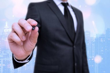 Bulanık Kalemle İşle İlgili Özellikleri Belirten Kişi. Önemli Ayrıntıları Seçme ve Dijital Uygulama Üzerine Dokunma Ekranı Tartışması.