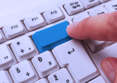 Not ve Klavyeli İş Konsepti. Boş Kopya Boşluğu Beyaz Kopyalama Cpace 'inin üzerinde Renkli Pc Mock Klavyesini Yapıştır. Metin İletisi için Boş Model Boşluğu.
