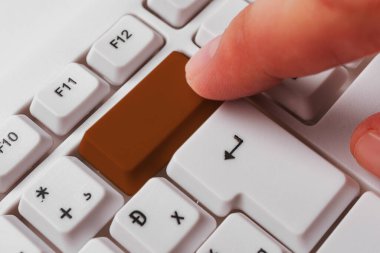 Not ve Klavyeli İş Konsepti. Boş Kopya Boşluğu Beyaz Kopyalama Cpace 'inin üzerinde Renkli Pc Mock Klavyesini Yapıştır. Metin İletisi için Boş Model Boşluğu.