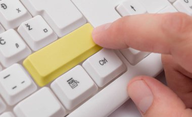 Not ve Klavyeli İş Konsepti. Boş Kopya Boşluğu Beyaz Kopyalama Cpace 'inin üzerinde Renkli Pc Mock Klavyesini Yapıştır. Metin İletisi için Boş Model Boşluğu.