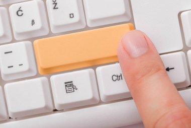 Not ve Klavyeli İş Konsepti. Boş Kopya Boşluğu Beyaz Kopyalama Cpace 'inin üzerinde Renkli Pc Mock Klavyesini Yapıştır. Metin İletisi için Boş Model Boşluğu.