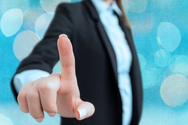 Bulanık Kalemle İşle İlgili Özellikleri Belirten Kişi. Önemli Ayrıntıları Seçme ve Dijital Uygulama Üzerine Dokunma Ekranı Tartışması.