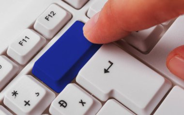 Not ve Klavyeli İş Konsepti. Boş Kopya Boşluğu Beyaz Kopyalama Cpace 'inin üzerinde Renkli Pc Mock Klavyesini Yapıştır. Metin İletisi için Boş Model Boşluğu.
