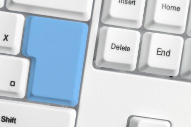 Not ve Klavyeli İş Konsepti. Boş Kopya Boşluğu Beyaz Kopyalama Cpace 'inin üzerinde Renkli Pc Mock Klavyesini Yapıştır. Metin İletisi için Boş Model Boşluğu.