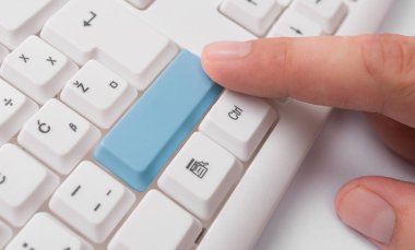 Not ve Klavyeli İş Konsepti. Boş Kopya Boşluğu Beyaz Kopyalama Cpace 'inin üzerinde Renkli Pc Mock Klavyesini Yapıştır. Metin İletisi için Boş Model Boşluğu.