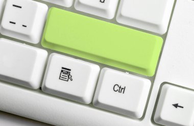 Not ve Klavyeli İş Konsepti. Boş Kopya Boşluğu Beyaz Kopyalama Cpace 'inin üzerinde Renkli Pc Mock Klavyesini Yapıştır. Metin İletisi için Boş Model Boşluğu.