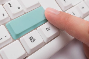 Not ve Klavyeli İş Konsepti. Boş Kopya Boşluğu Beyaz Kopyalama Cpace 'inin üzerinde Renkli Pc Mock Klavyesini Yapıştır. Metin İletisi için Boş Model Boşluğu.