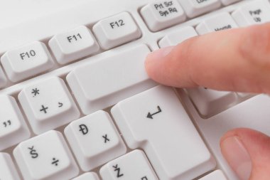 Not ve Klavyeli İş Konsepti. Boş Kopya Boşluğu Beyaz Kopyalama Cpace 'inin üzerinde Renkli Pc Mock Klavyesini Yapıştır. Metin İletisi için Boş Model Boşluğu.