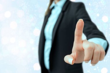 Bulanık Kalemle İşle İlgili Özellikleri Belirten Kişi. Önemli Ayrıntıları Seçme ve Dijital Uygulama Üzerine Dokunma Ekranı Tartışması.