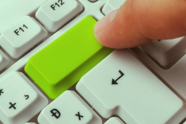 Not ve Klavyeli İş Konsepti. Boş Kopya Boşluğu Beyaz Kopyalama Cpace 'inin üzerinde Renkli Pc Mock Klavyesini Yapıştır. Metin İletisi için Boş Model Boşluğu.