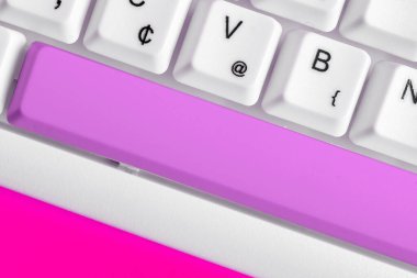 Not ve Klavyeli İş Konsepti. Boş Kopya Boşluğu Beyaz Kopyalama Cpace 'inin üzerinde Renkli Pc Mock Klavyesini Yapıştır. Metin İletisi için Boş Model Boşluğu.