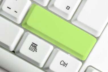 Not ve Klavyeli İş Konsepti. Boş Kopya Boşluğu Beyaz Kopyalama Cpace 'inin üzerinde Renkli Pc Mock Klavyesini Yapıştır. Metin İletisi için Boş Model Boşluğu.